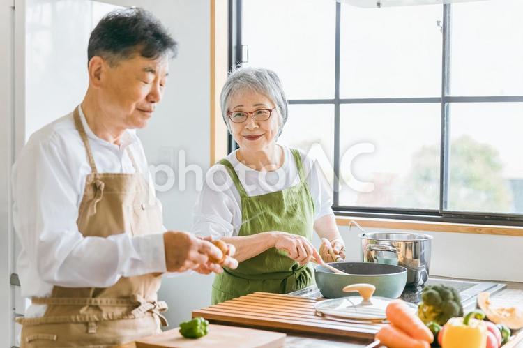 家で料理を一緒に作る日本人の老夫婦 高齢者,夫婦,シニアの写真素材