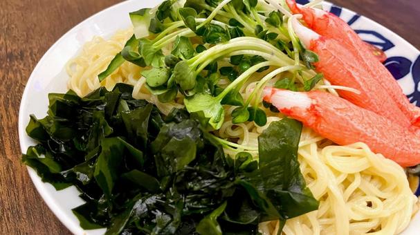 カニかまと野菜の冷やし中華 カニかまと野菜の冷やし中華 冷やし中華,カニかま,野菜の写真素材