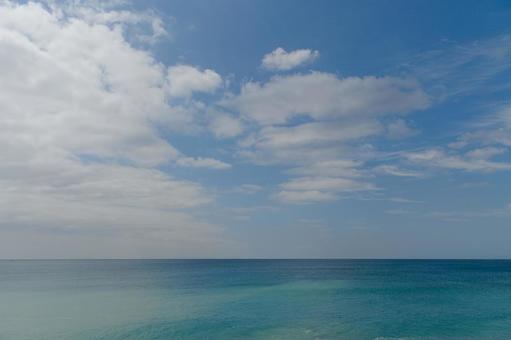青空とターコイズブルーの海 青空とターコイズブルーの海 青空,海,ターコイズブルーの写真素材