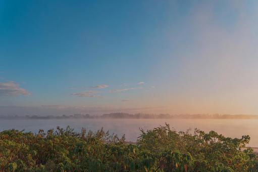 渡良瀬遊水池の夜明け 早朝,日の出,霧の写真素材