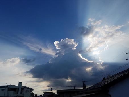 雲に隠れている太陽 雲に隠れている太陽の写真