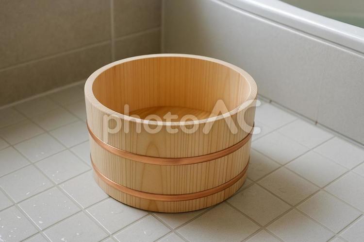 白いタイル上の木製風呂桶 木桶,檜,風呂の写真素材