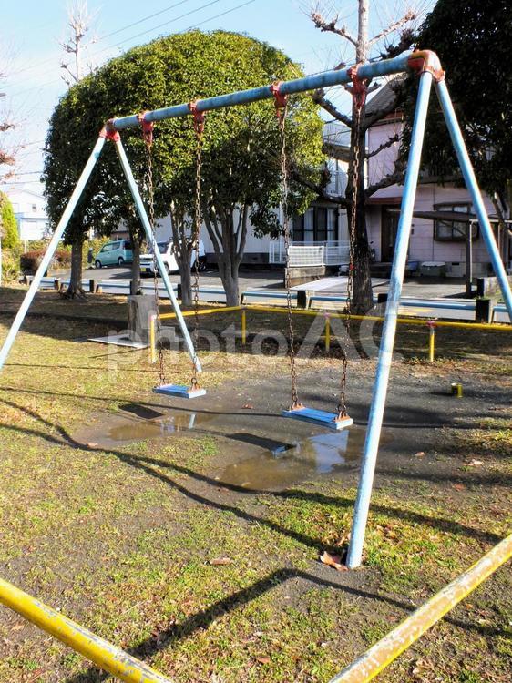 雨上がりの公園　ブランコ ブランコ,遊具,遊ぶの写真素材
