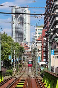 ビル街を走る都電荒川線 ビル街を走る都電荒川線 路面電車,都電,都電荒川線の写真素材