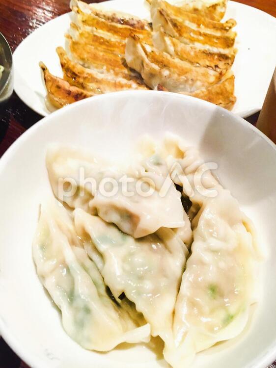 とろとろ水餃子とカリカリ焼き餃子 水餃子,餃子,水餃子を食べるの写真素材