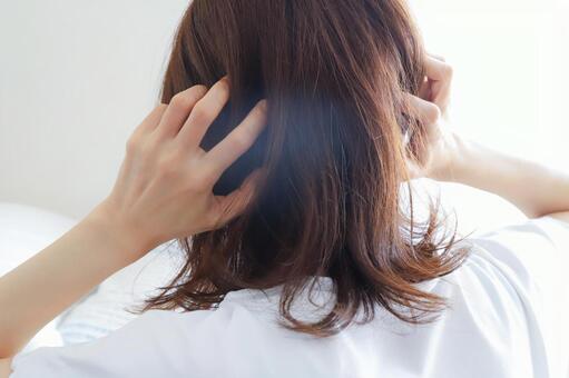 頭を抱える女性の後ろ姿 頭を抱える,悩み,トラブルの写真素材