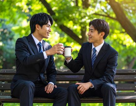 ビジネスの合間にベンチでほっと一息休憩 ビジネスの合間にベンチでほっと一息休憩の写真