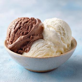 夏の定番:甘くて冷たいアイスクリーム 夏の定番:甘くて冷たいアイスクリームの写真