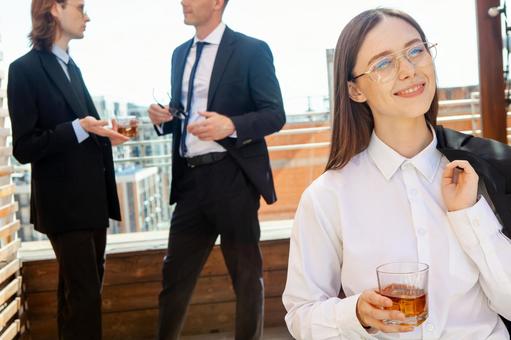 右手にグラスを持ち笑顔で見上げる女性 男女,外国人,笑顔の写真素材