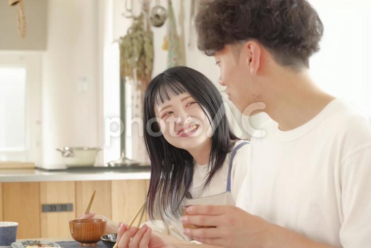 幸せそうに食事をする若いカップル 笑顔,幸せ,新婚の写真素材