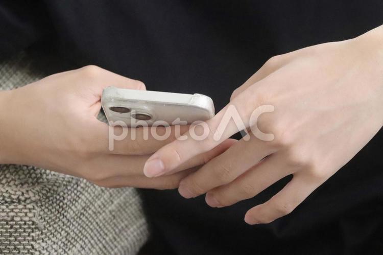 スマホを持つ男性の手 スマホ,男性,ビジネスの写真素材