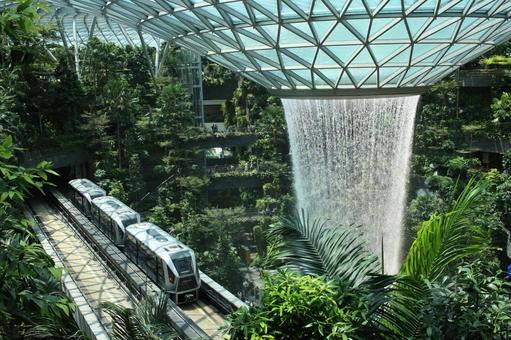 噴水と列車 チャンギ空港,滝,ドームの写真素材