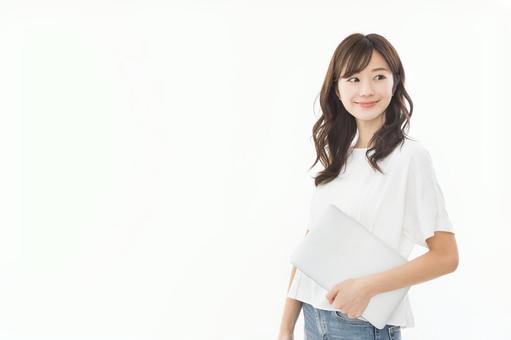若い女性 ノートパソコン 若い女性 ノートパソコン 女性,ノートパソコン,打合せの写真素材