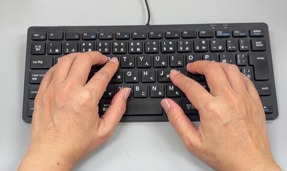 仕事中 仕事,キーボード,タイピングの写真素材