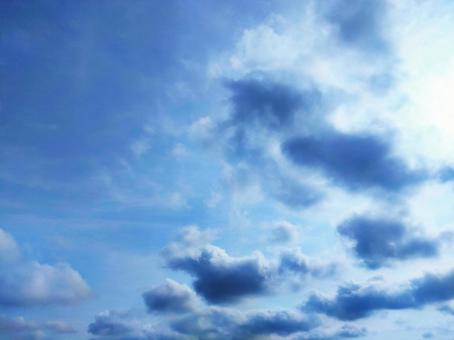 青空と雲と日差し 青空と雲と日差しの写真