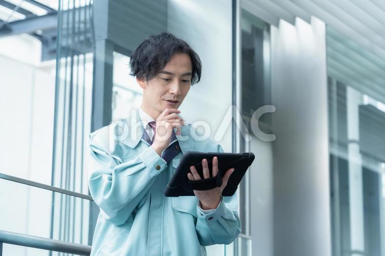 ビルメンテナンスする男性のエンジニア エンジニア,ビルメンテナンス,男性の写真素材
