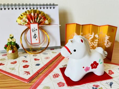 午の置物と迎春飾り 午,年賀状,2026年の写真素材