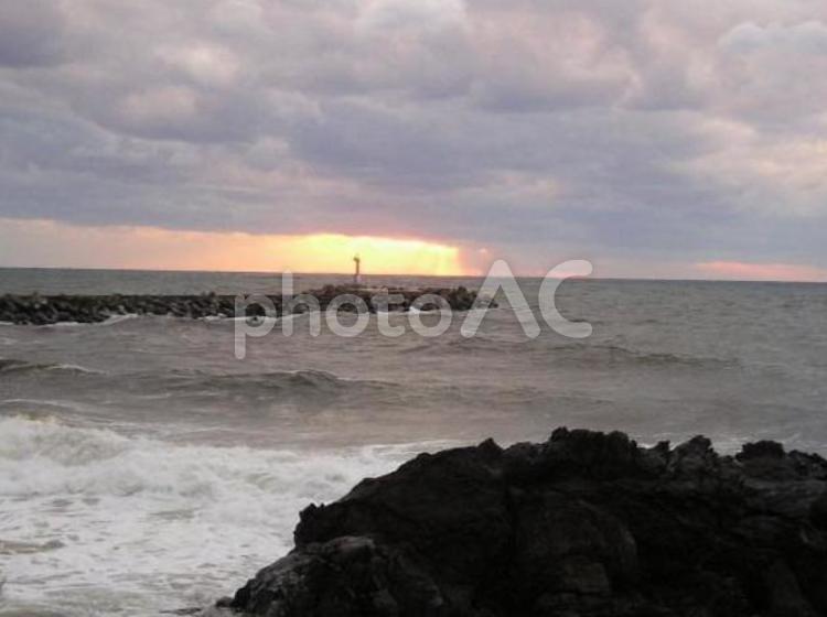 夕暮れの日本海 10月,光線,岩場の写真素材