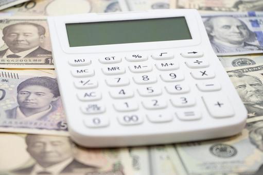 ドル紙幣 日本円 電卓 ドル紙幣,日本円,電卓の写真素材