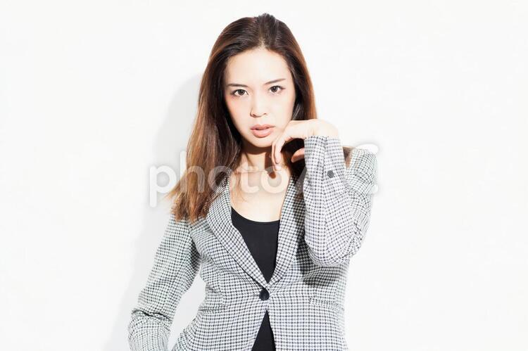 白い背景の前に立ってポーズをとる若いビジネスウーマン 女性,白背景,立つの写真素材
