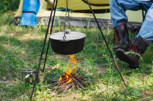 焚き火と吊るされた鍋 鍋,キャンプ,焚き火の写真素材