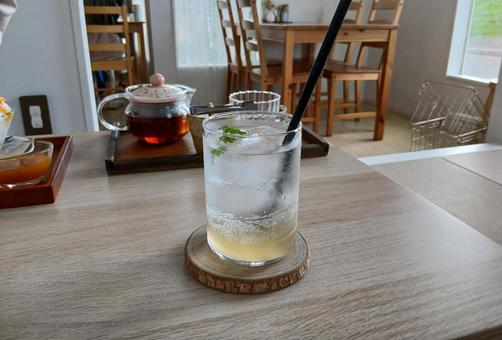 梅ソーダー~冷たい飲み物 梅ソーダー~冷たい飲み物の写真