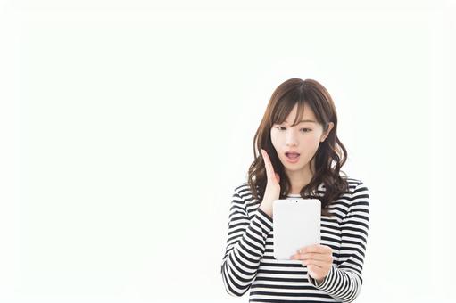 若い女性 タブレット 驚く 若い女性 タブレット 驚く 女性,人物,タブレットの写真素材