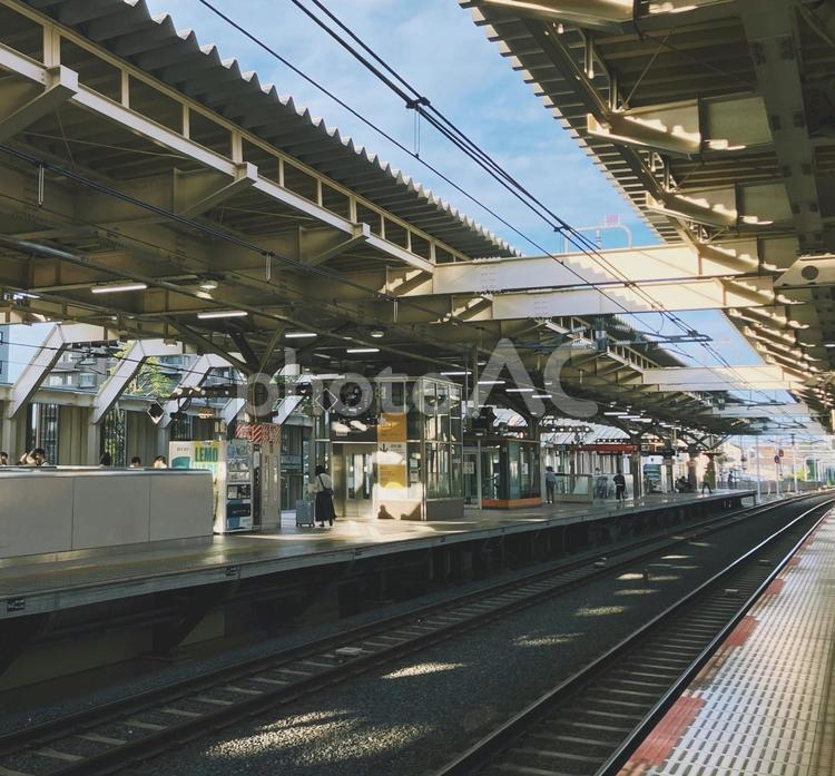 木漏れ日の駅の構内 駅,電車,木漏れ日の写真素材