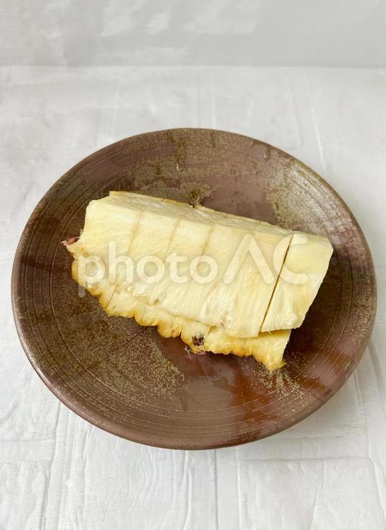 食べ頃の完熟パインを食べやすくカット（縦 パイナップル,果物,南国の写真素材