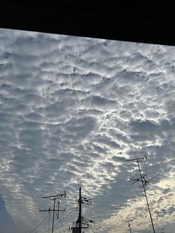 広がる雲と家の軒 広がる雲と家の軒の写真