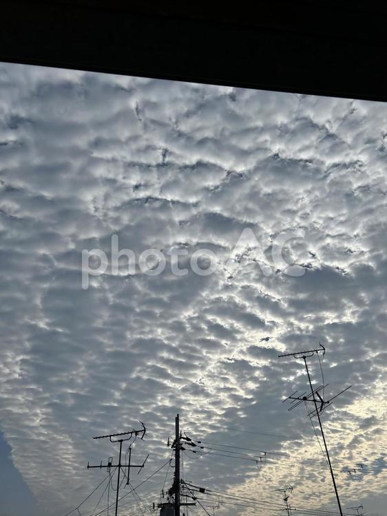 広がる雲と家の軒 空,雲,自然の写真素材