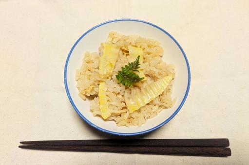 茶碗に盛られたタケノコご飯 茶碗に盛られたタケノコご飯の写真