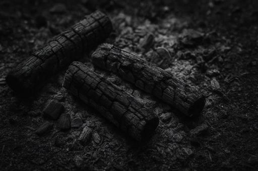 闇に残る炭の記憶 闇に残る炭の記憶の写真