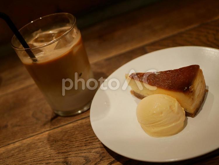 アイス付きチーズケーキとカフェラテ チーズケーキ,ケーキ,カフェの写真素材