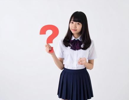 はてなマーク(?)を持った女子生徒 はてなマーク(?)を持った女子生徒の写真