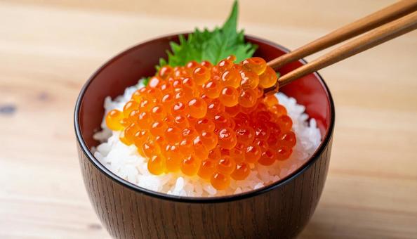 ご飯にイクラをたっぷりのせて食べる ご飯にイクラをたっぷりのせて食べるの写真