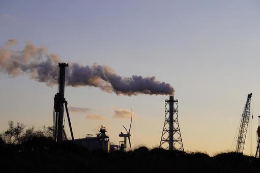煙突のある工事現場の風景 工事現場,煙突,煙の写真素材
