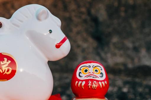 だるまさんと一緒に写真を撮ります 置物,午年,2026年の写真素材