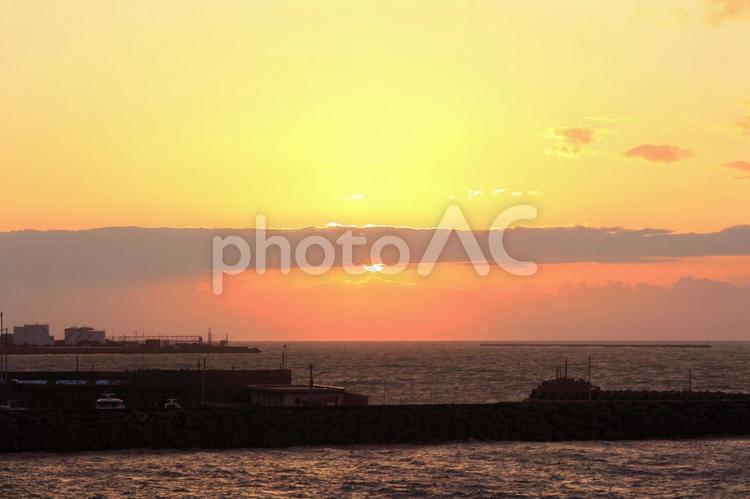 伊予灘の夕焼け5 テトラ,下灘,伊予灘の写真素材