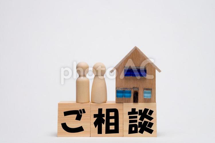 新婚夫婦と住宅相談のイメージ ご相談,住まい探し,物件探しの写真素材
