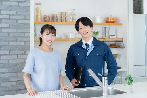 キッチンで女性に説明をする不動産業者 キッチンで女性に説明をする不動産業者 不動産,設計,女性の写真素材