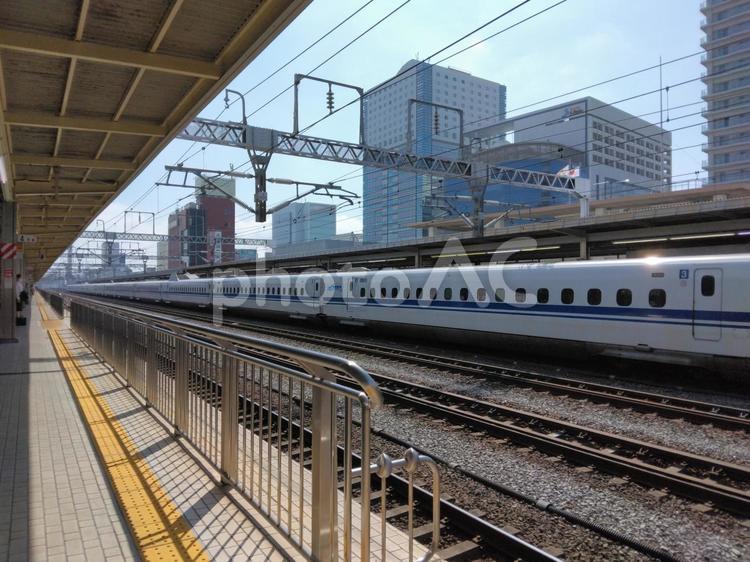 到着した長い列車の新幹線 新幹線,駅,ホームの写真素材