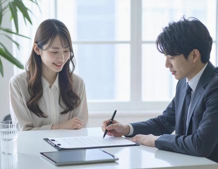 契約する男性 契約する男性の写真