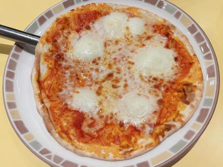 バッファローモッツァレラのピザ バッファローモッツァレラのピザの写真