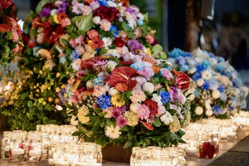 夜に輝く花とキャンドルの幻想的な雰囲気 キャンドル,花,ライトアップの写真素材