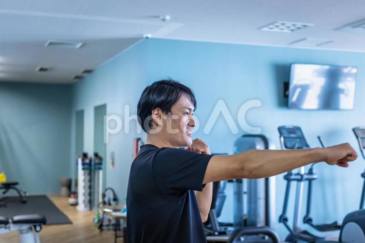 スポーツジムでボクササイズをする男性 ボクササイズ,ボクシング,ダンスの写真素材