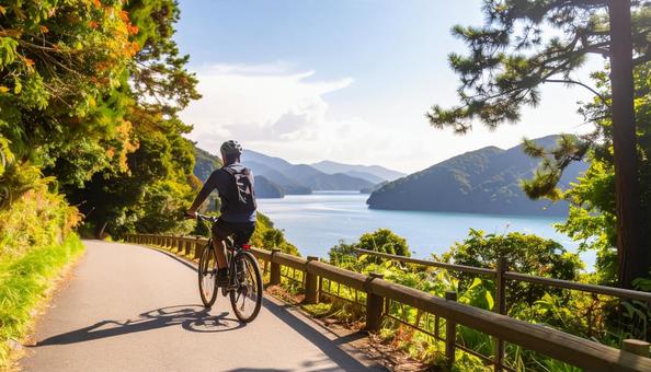 休日に海辺をサイクリングする男性 休日に海辺をサイクリングする男性の写真