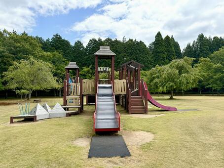 越前陶芸村　公園の複合遊具　夏の芝生 越前陶芸村,公園,遊具の写真素材