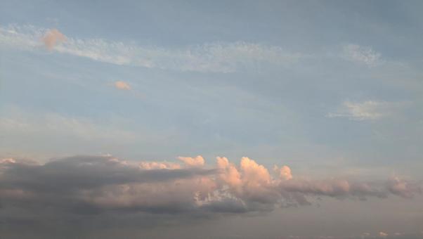 夕焼け壁紙 幻想的な雲模様 夕焼け壁紙 幻想的な雲模様の写真