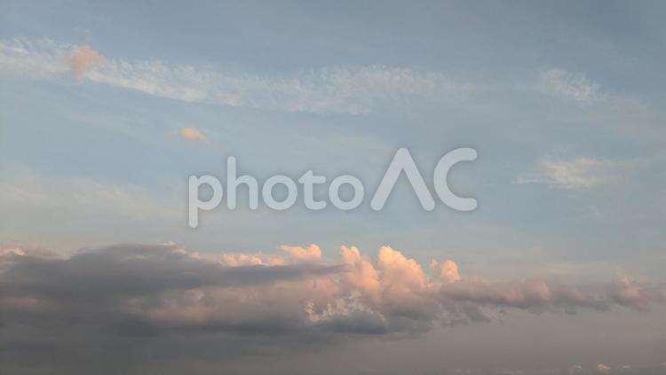 夕焼け壁紙　幻想的な雲模様 夕焼け,茜色,雲の写真素材